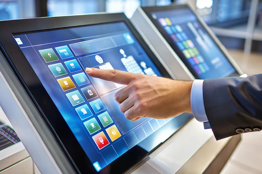 Touchmonitor professionale integrato in ambiente aziendale moderno
